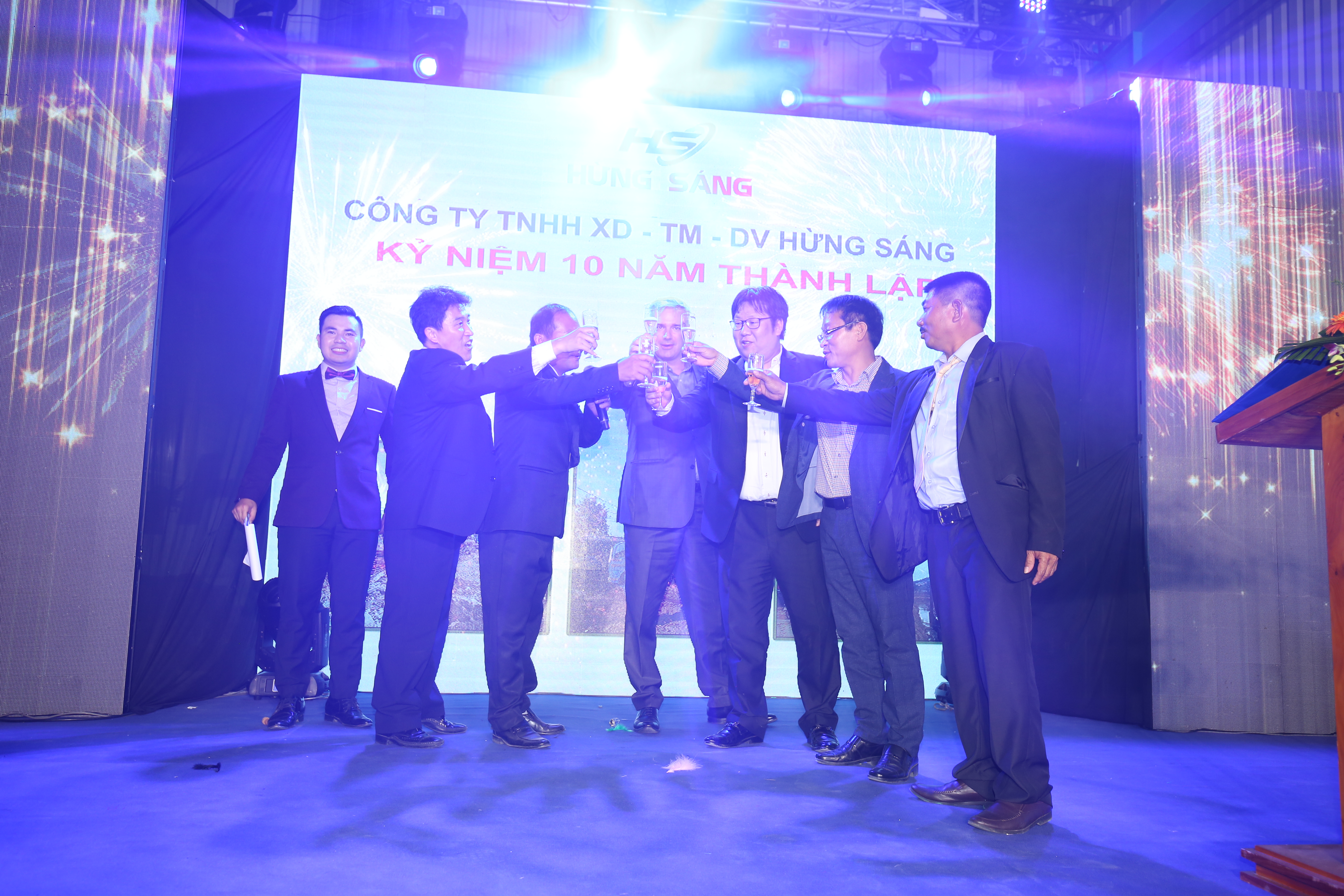 CÔNG TY TNHH XÂY DỰNG TM DV  HỪNG SÁNG