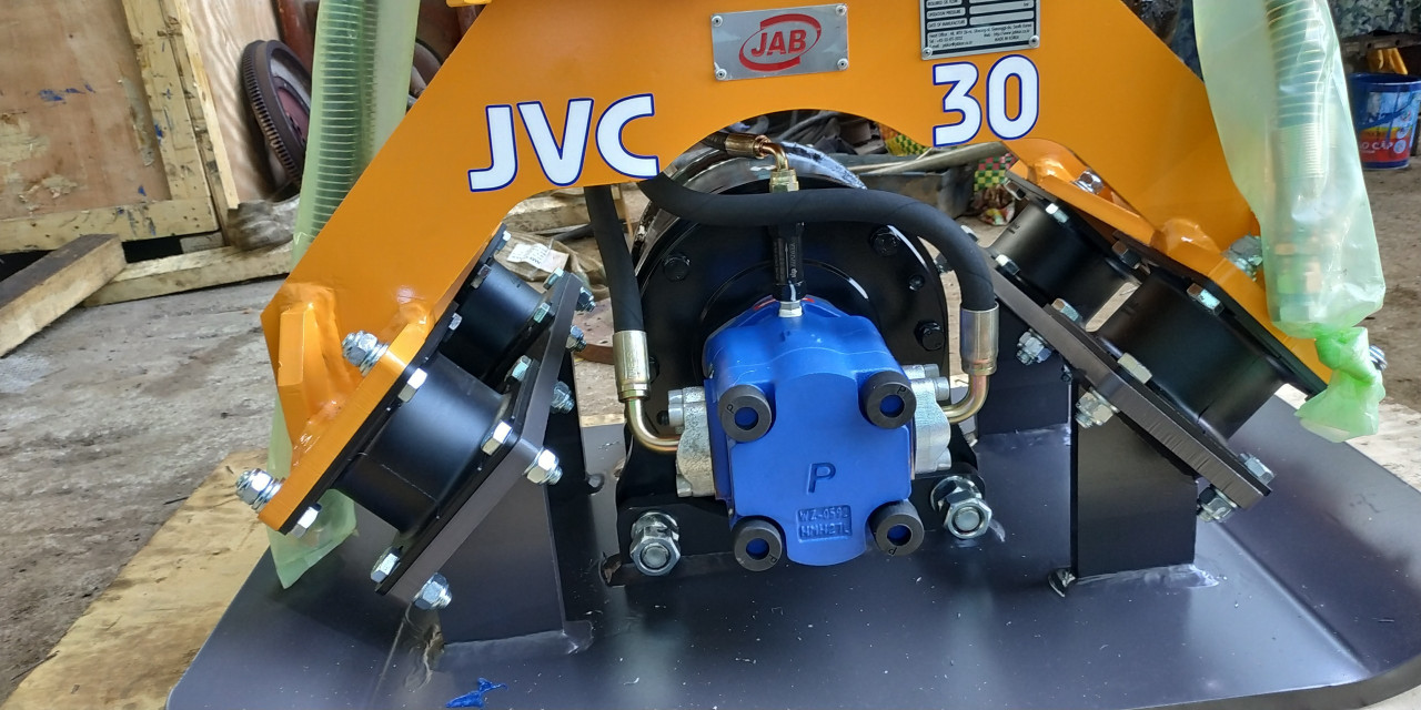 Đầm Rung JVC 30 Cho Xe Đào Từ 2 Đến 7 Tấn