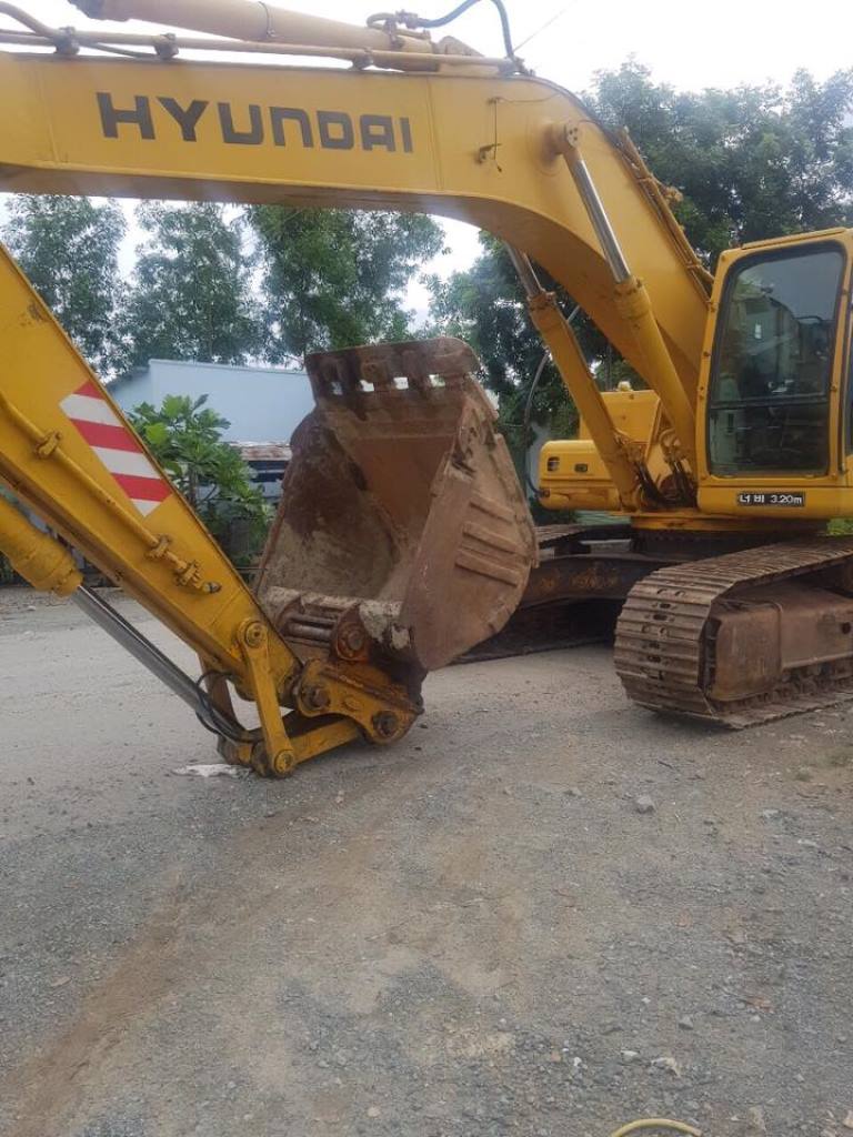 Xe đào Hyundai R2900-2003